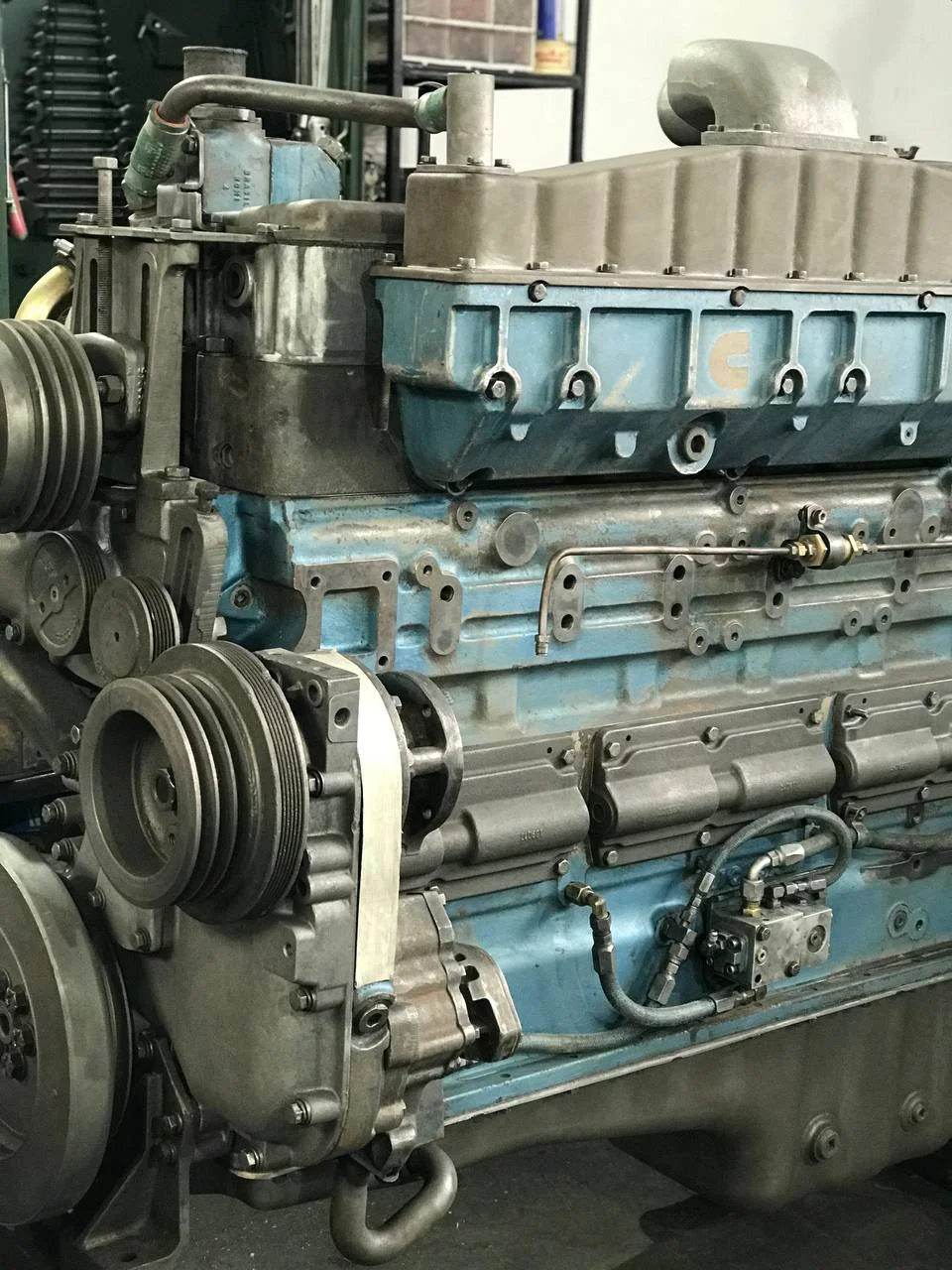 تصویر موتور Cummins NTA855-G2 در فرایند تعمیر، اورهال و بازسازی کامل